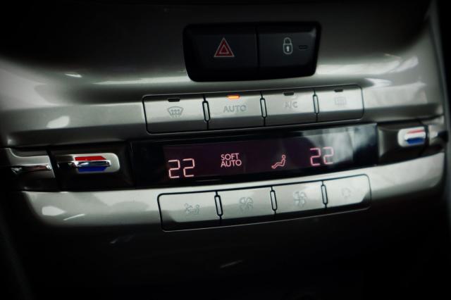Peugeot 208 1.6 VTi XY 17inch/Navi/Clima/Leder 